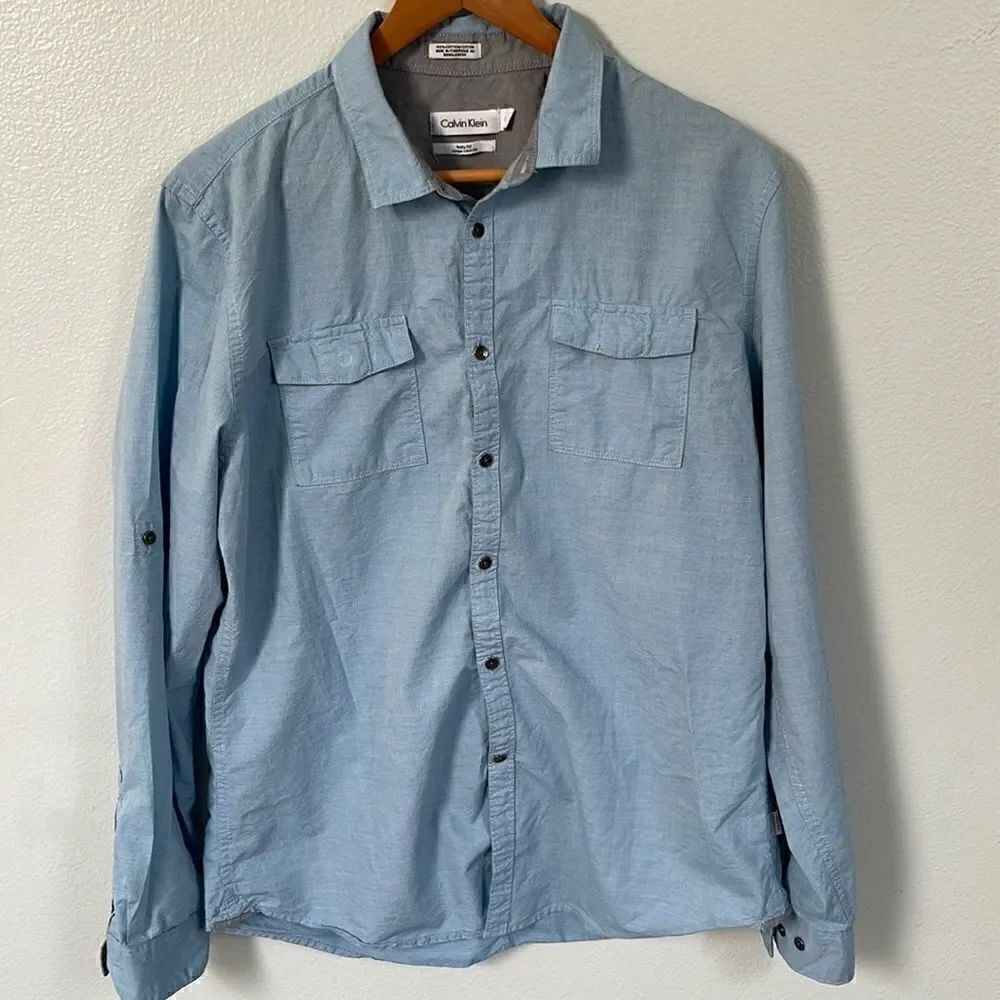 Calvin Klein button up casual dress shirt.  💯 cotton. Size Large.